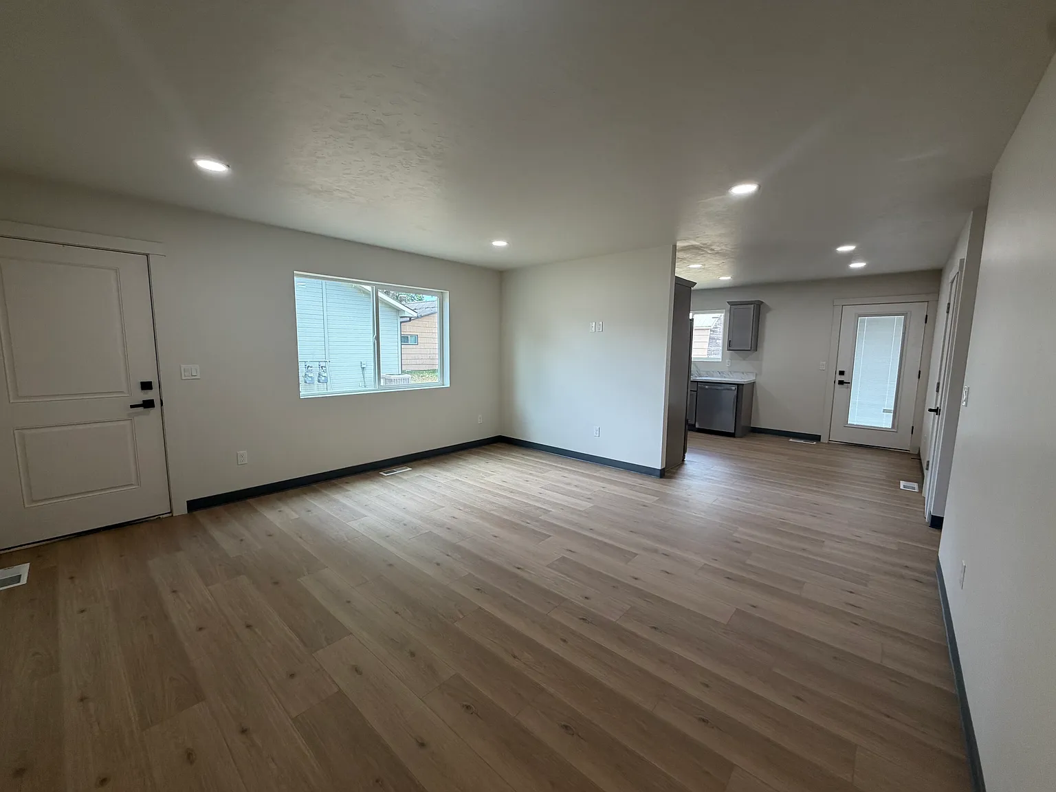 3 bed, 1120 sqft, $1,800 — Photo 2