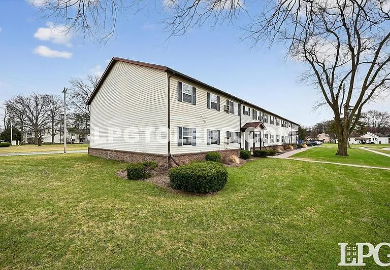 1230 Bedford Woods Dr #8 — Photo 2