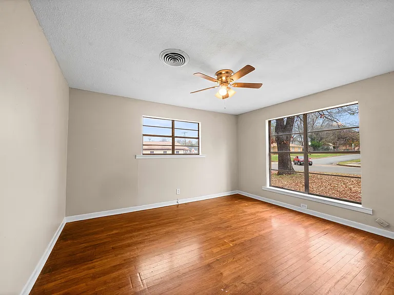 1522 N Ross Ave — Photo 8