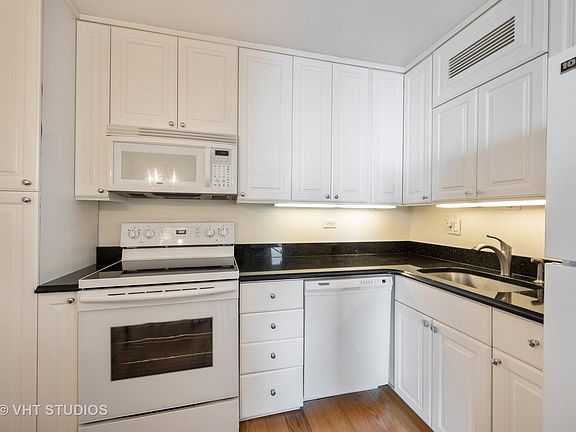 5th image of 2626 N Lakeview Ave APT 2305