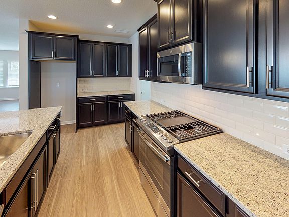 3rd image of 270 Ashbury St