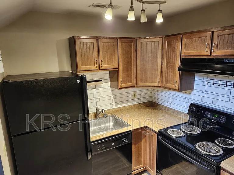 1305 Bradley Dr — Photo 7