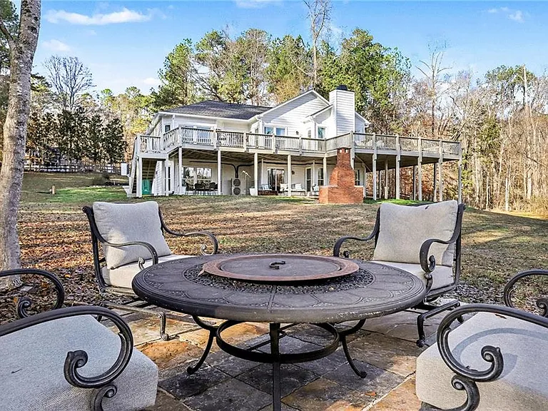 241 Nacoochee Dr — Photo 1