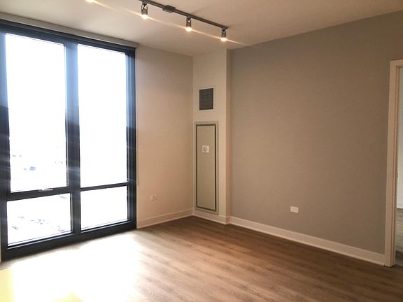 4th image of 724 N Aberdeen St #709