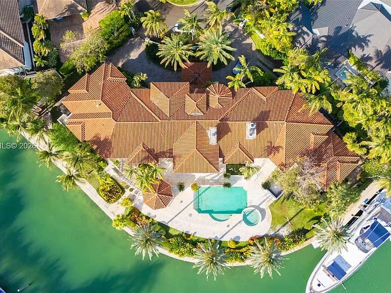 260 Cape Florida Dr — Photo 2