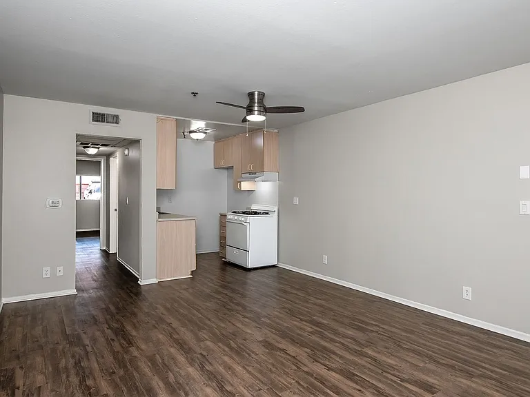 6438 Vineland Ave — Photo 4