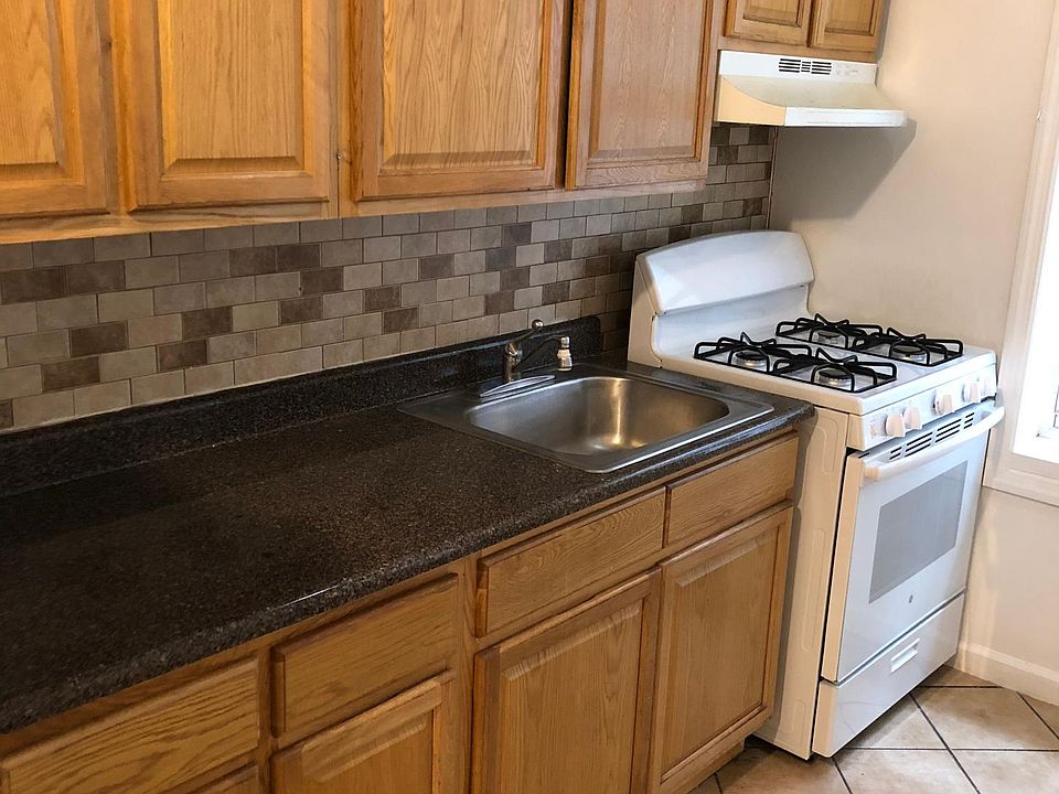 2nd image of 131 W Kingsbridge Rd APT A6