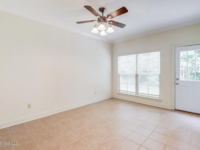 894 Jefferson Dr — Photo 8