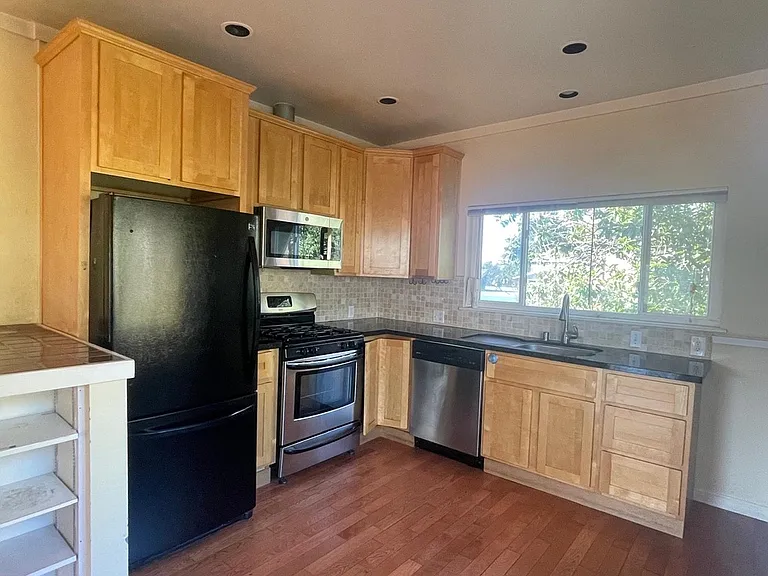 1150 James Pl #2 — Photo 5