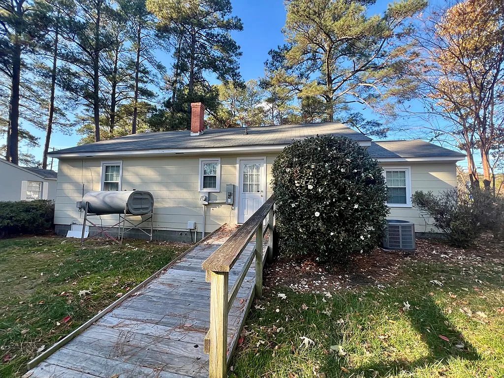 3 bed, 1.0 bath, 1104 sqft, $2,500 — Photo 4