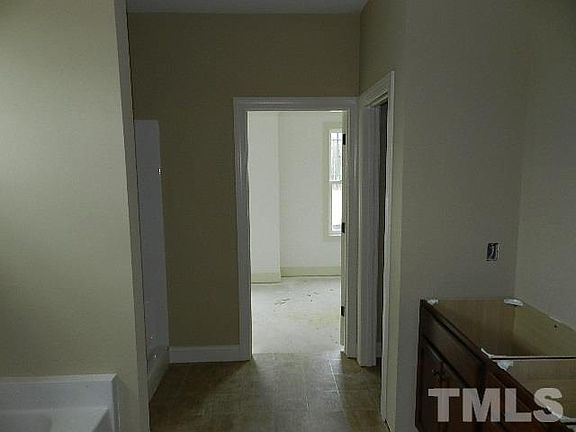 5th image of 127 Breadnut Dr