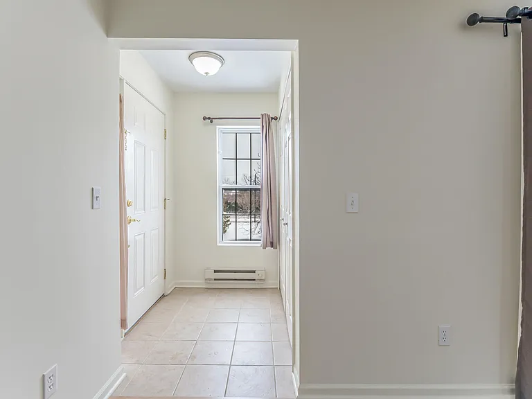 120 W Oakbrook Dr — Photo 2