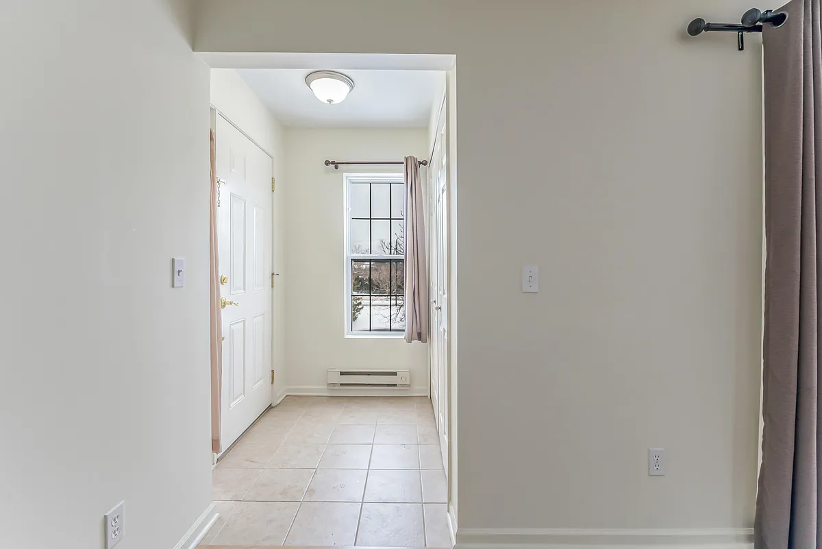 Building Photo - 120 W Oakbrook Dr