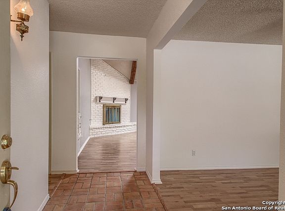 4th image of 2142 Oak Wild St