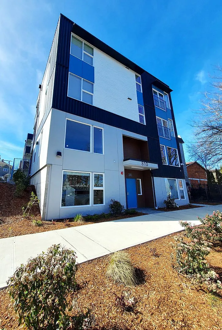 810 Yakima — Photo 3