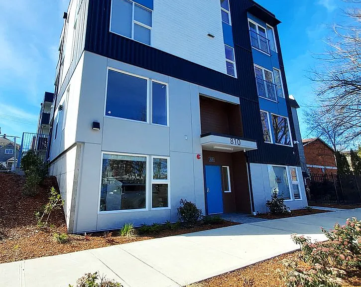 810 Yakima — Photo 2