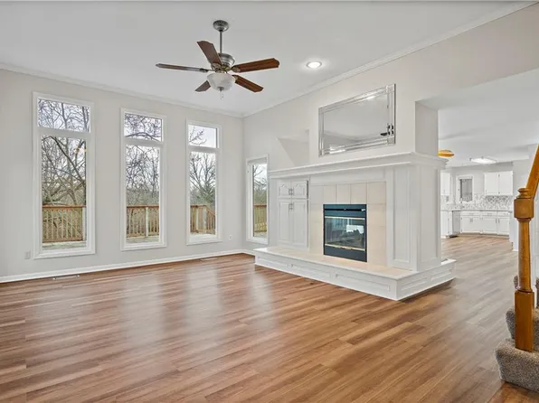 930 N Overlook Dr, Olathe, KS 66061