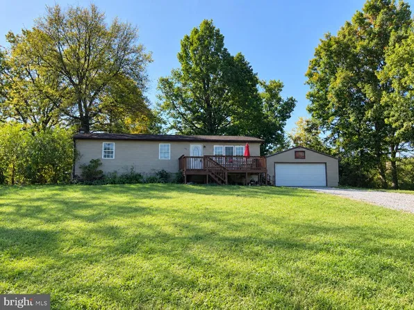 596 Hanshew Ln, Martinsburg, WV 25404