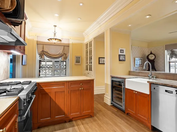 2109 Broadway image 2 of 7