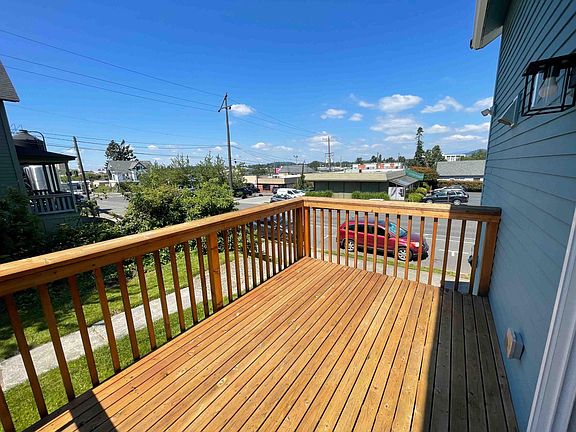Private deck facing E Magnolia St
