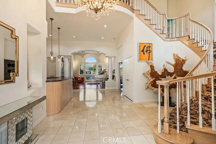 6 bed, 4.5 bath, 4108 sqft, $9,500 — Photo 4