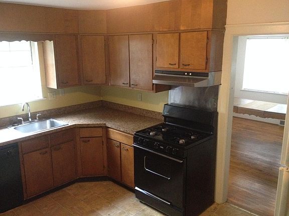 Kitchen has gas stove