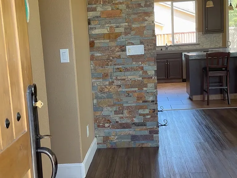 890 Victory Dr — Photo 1