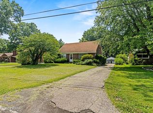 1715 Larkmoor Ln, Watterson Park, KY 40218