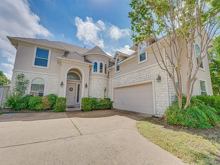 14 Center Ct — Photo 1