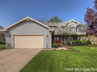 7915 Parkside Ct, Jenison, MI 49428
