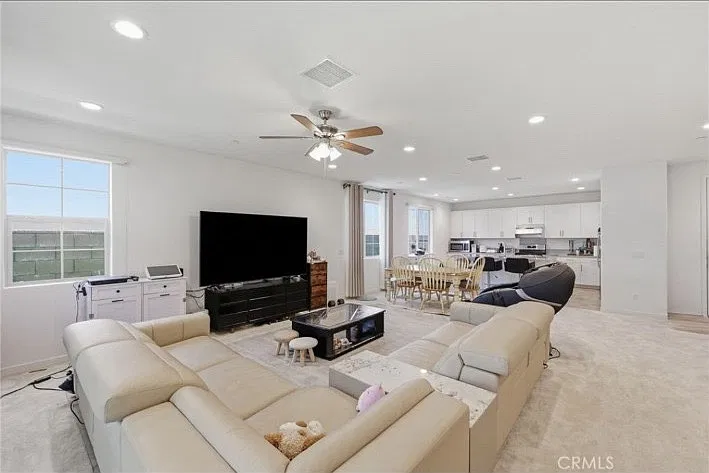 5 bed, 2748 sqft, $5,500 — Photo 2