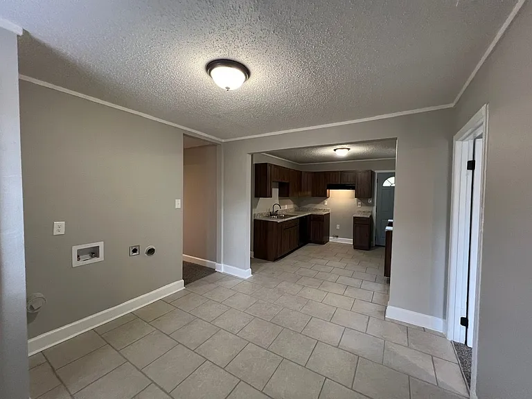 2724 Enterprise Ave — Photo 12
