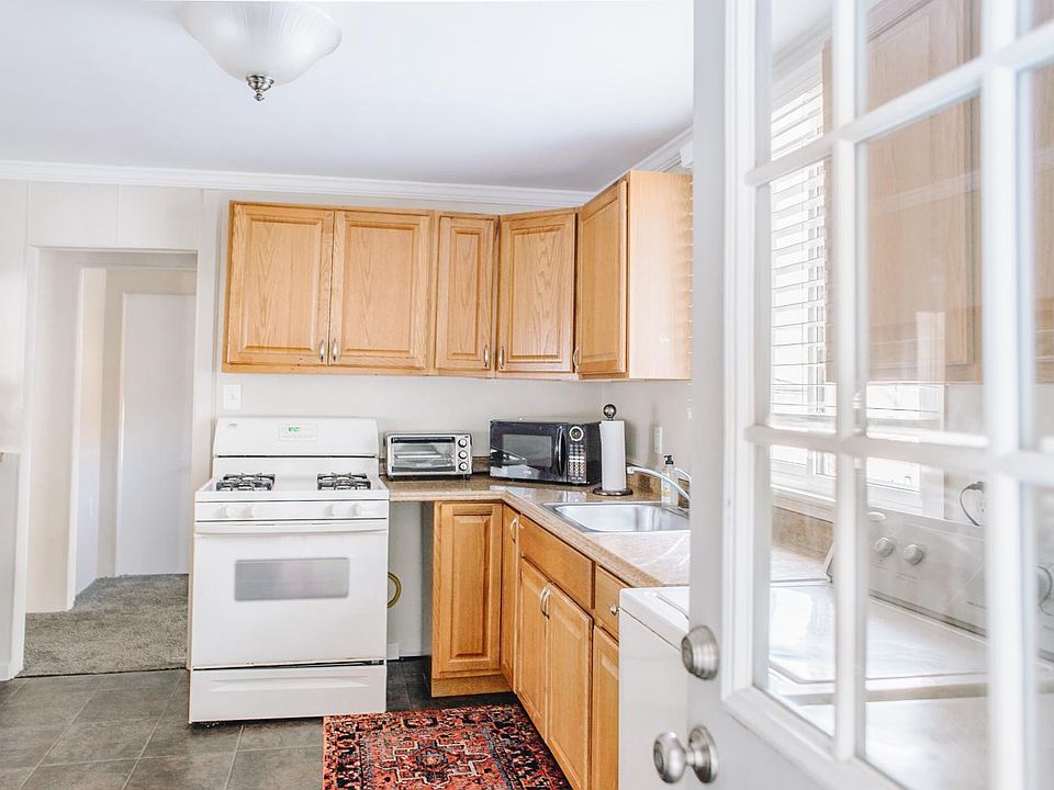1st image of 2224 Capouse Ave Floor 2