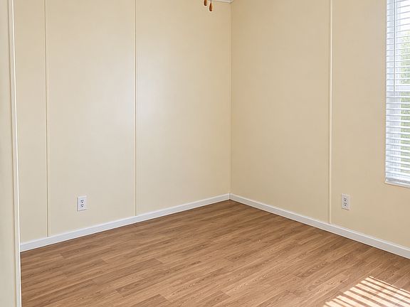 4th image of 399 W Victory Ave
