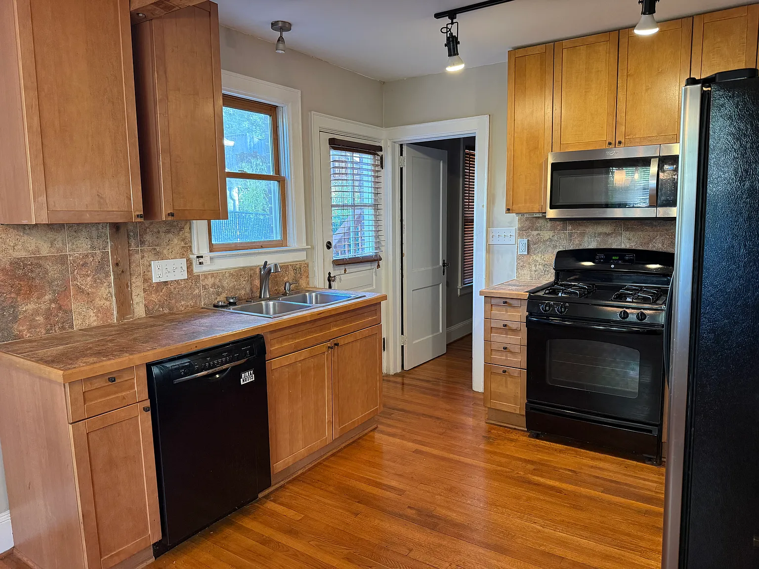 4 bed, 2000 sqft, $4,600 — Photo 4