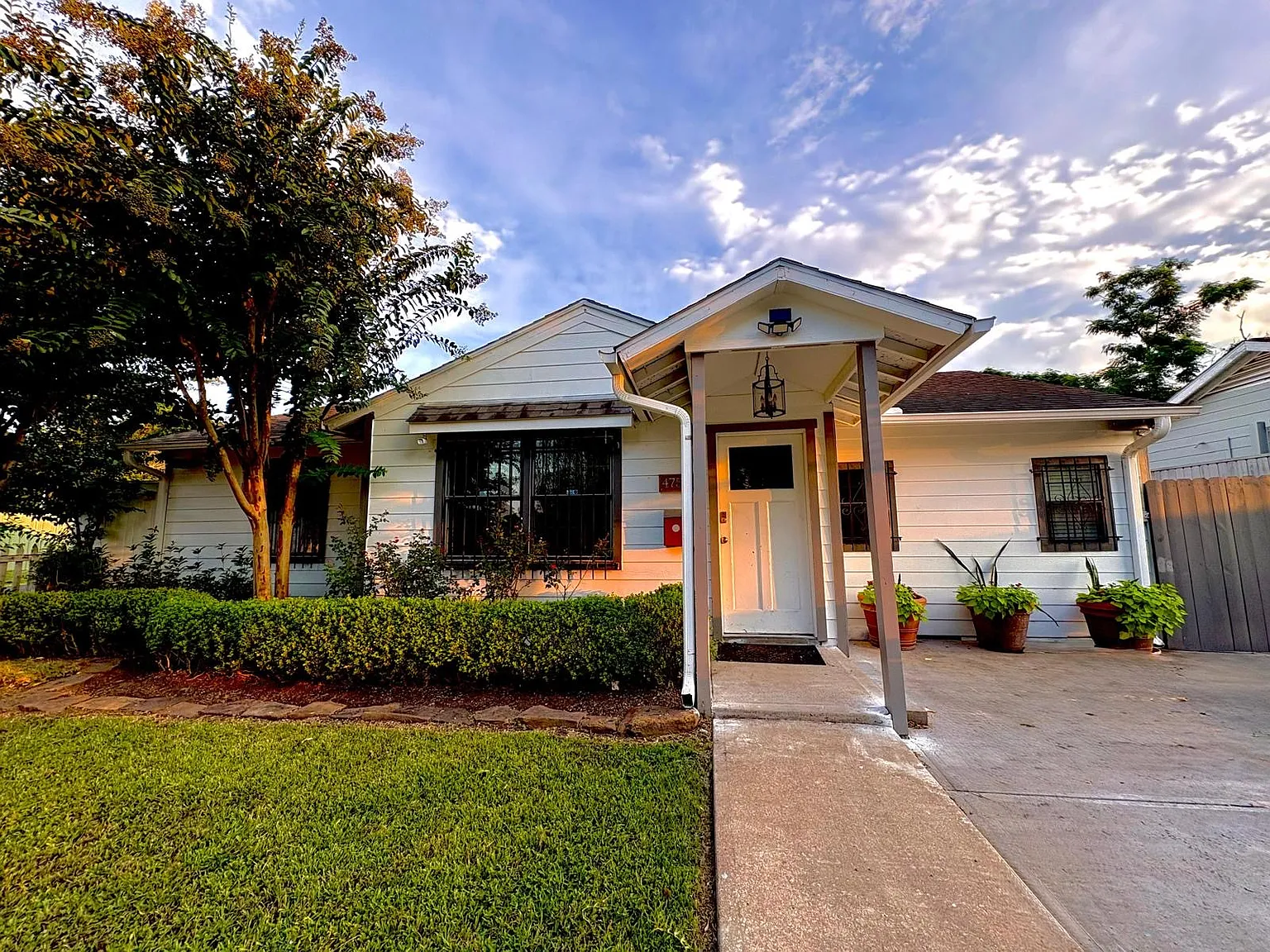 4 bed, 2.5 bath, $2,000 — Photo 1