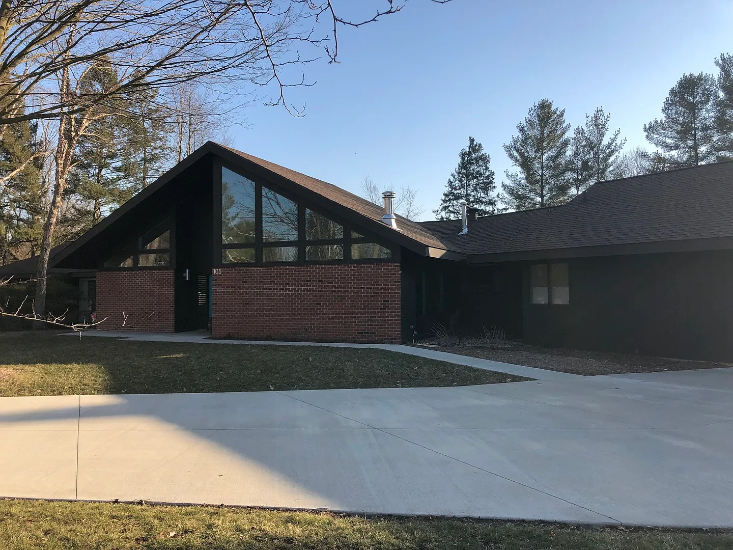 105 Greencroft Dr photo 1
