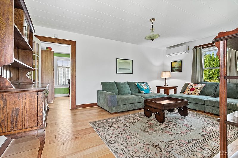 5th image of 208 Mead Avenue