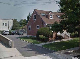 30 Stewart St, Hewlett, NY 11557