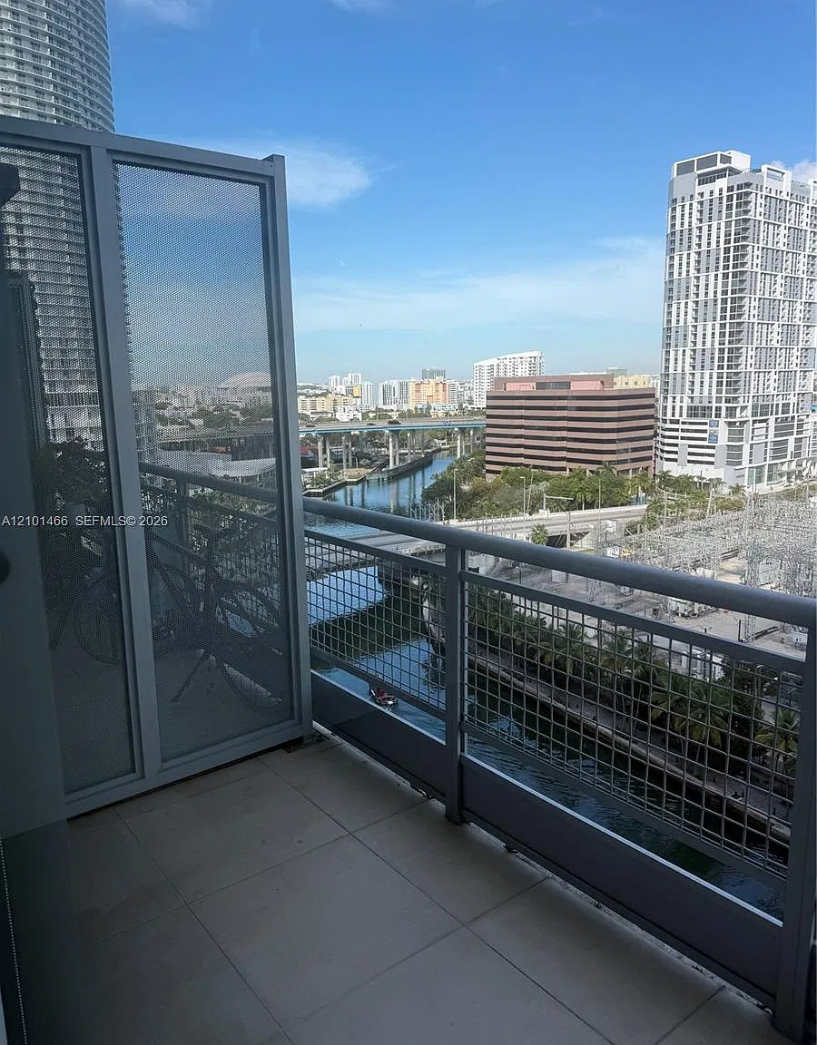 Neo Vertika Condo — Photo 2
