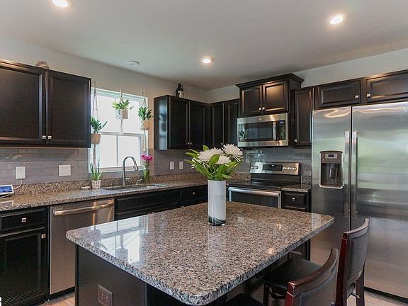 4th image of 407 Edgehill Ct