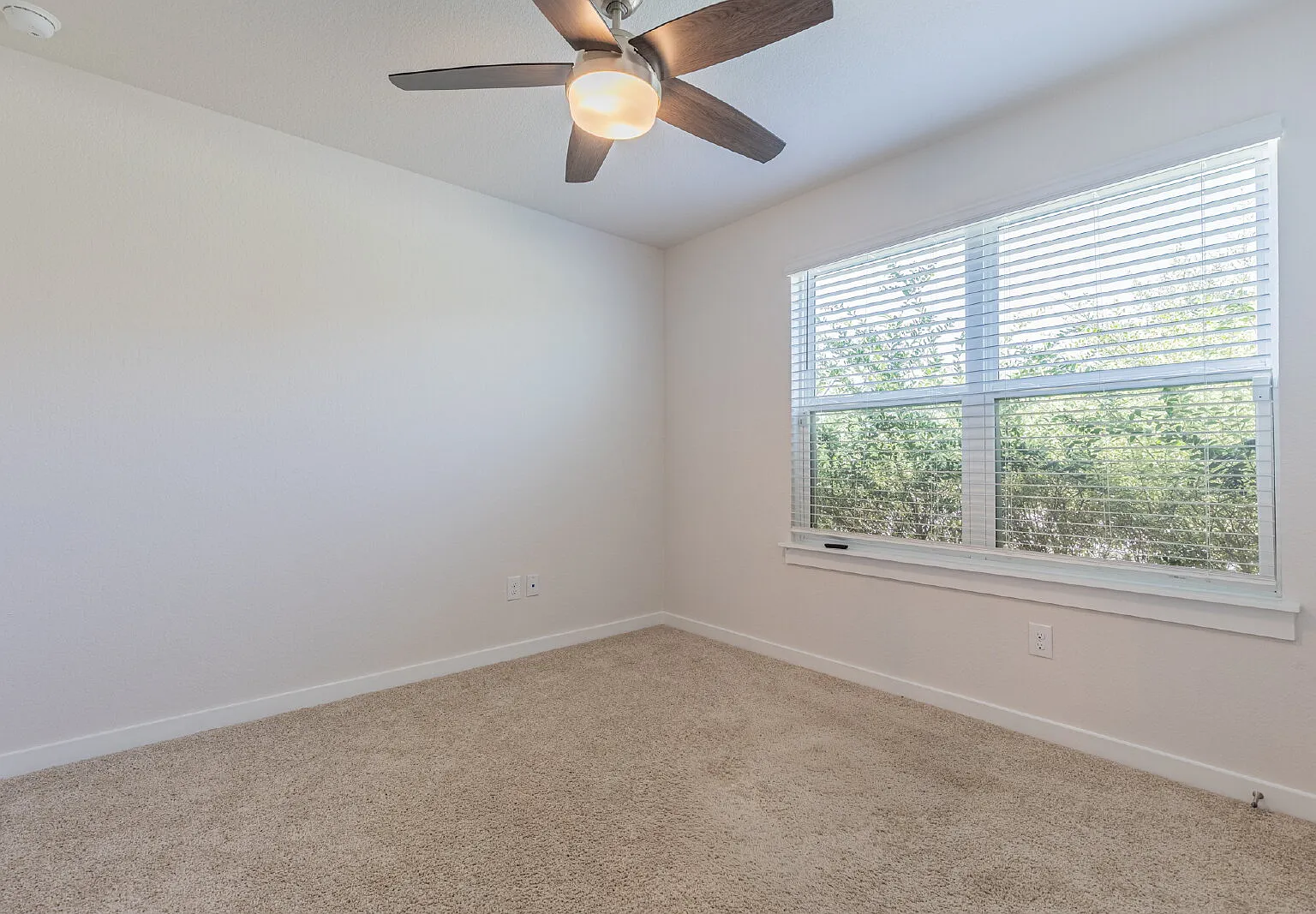 4 bed, 3.0 bath, 2044 sqft, $2,000 — Photo 3