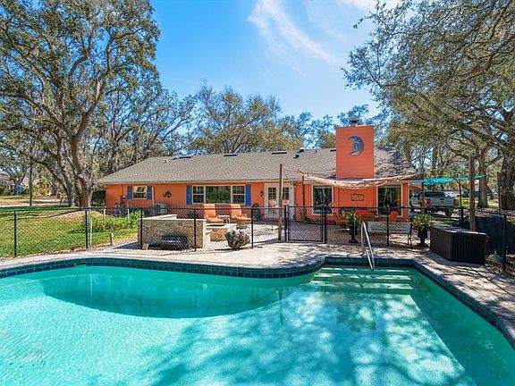 3rd image of 1921 Cardinal Rd