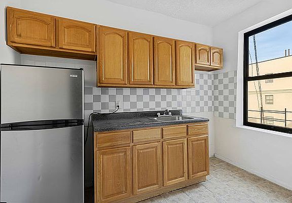 3rd image of 244 E 117th St APT 1C