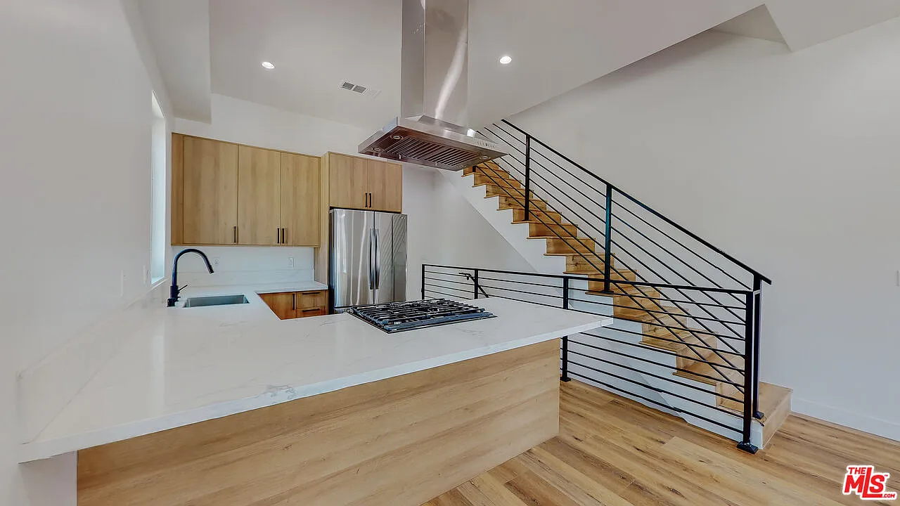 4 bed, 4.0 bath, 2217 sqft, $5,041 — Photo 3