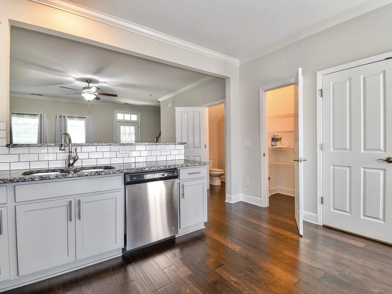 3 bed, 2.5 bath, 1320 sqft, $2,200 — Photo 4