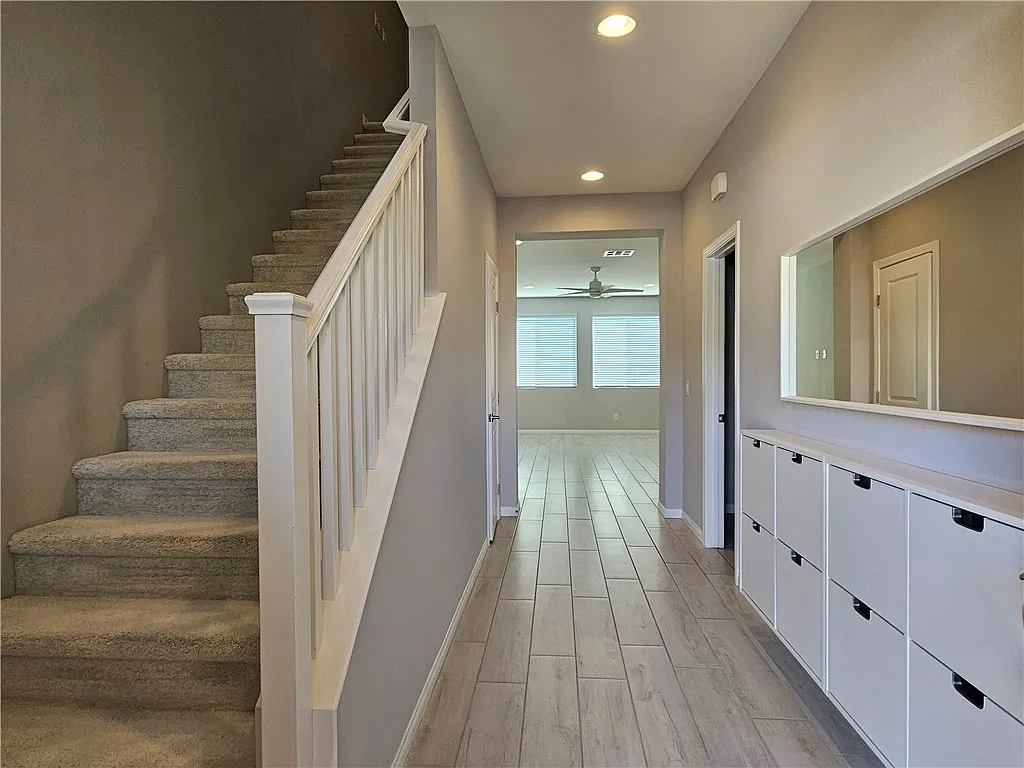 3 bed, 2.5 bath, 2299 sqft, $2,395 — Photo 2