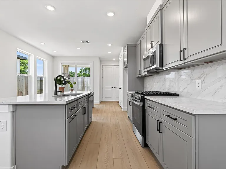 702 Sonfield Dr — Photo 16