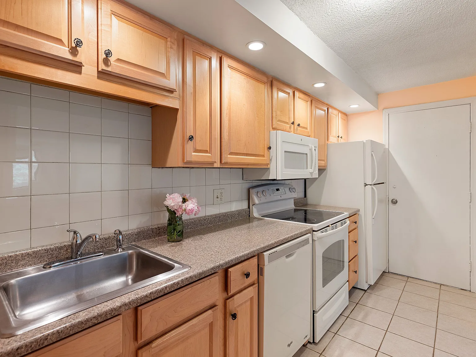 2 bed, 915 sqft, $2,600 — Photo 3