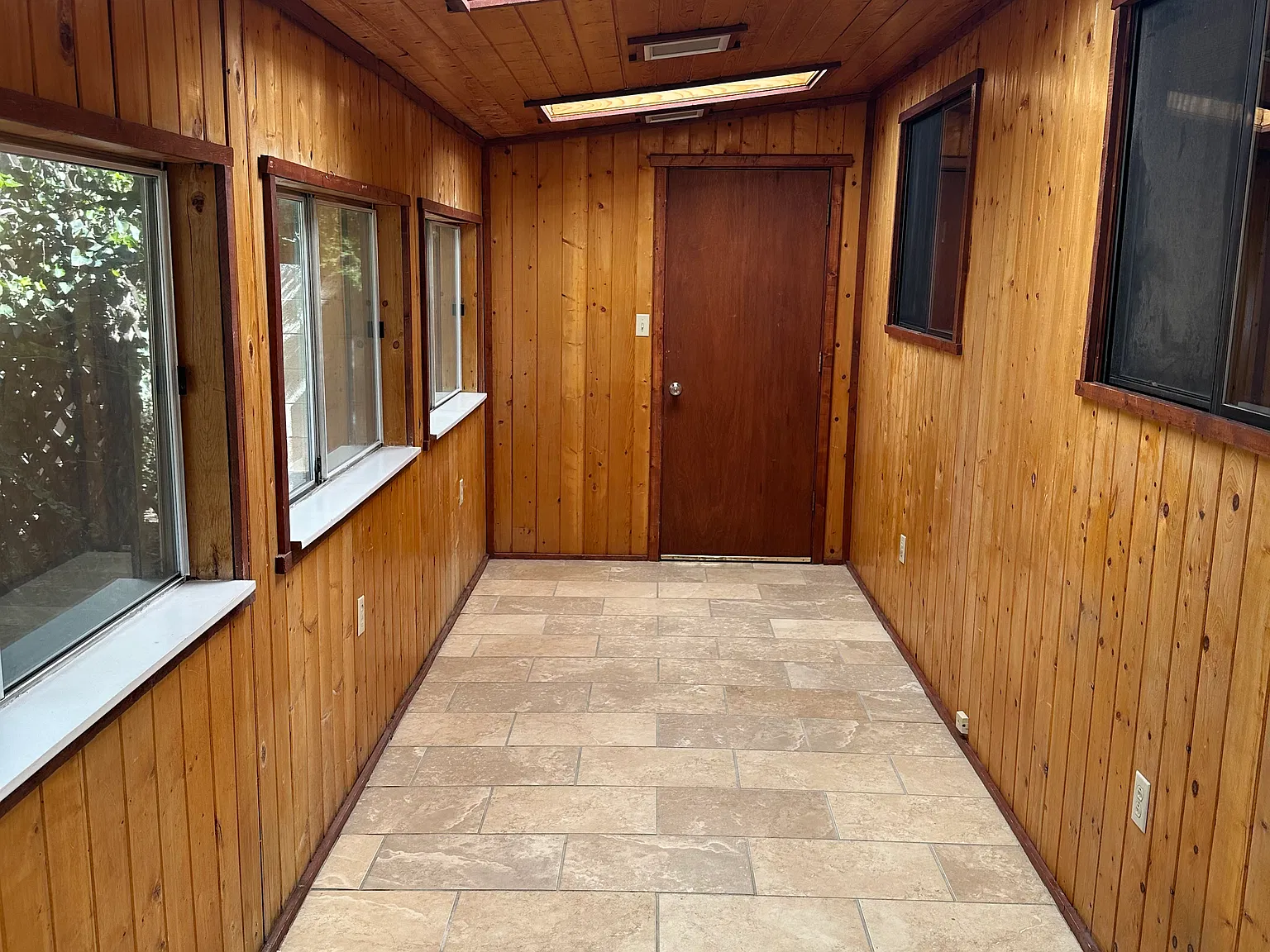 1438 Wellesley Dr NE — Photo 2